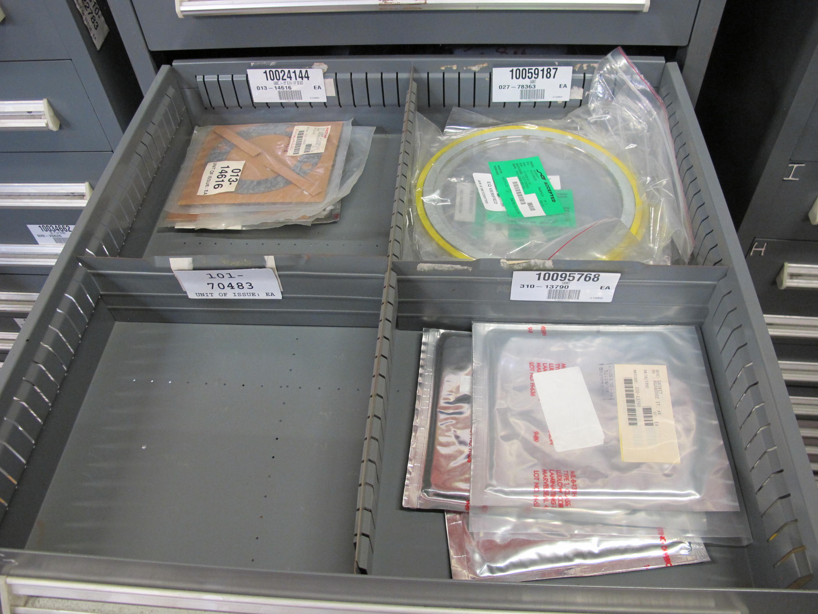 STANLEY VIDMAR HEAVY DUTY 8-DRAWER PARTS CABINET W/ CONTENTS (W-50) LOADING & HANDLING FEE $25-